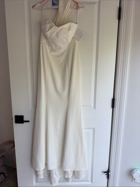 Watters & Watters Ivory Strapless A-Line Wedding Dress with Sweetheart Bodice